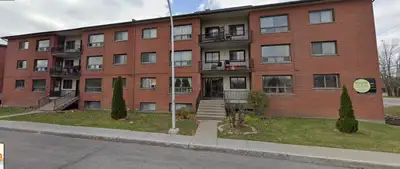 Beautiful 4 1/2 situated in Dorval 102 Garden Crescent # 6 Very close to the Dorval Circle and the w...