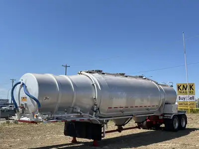 2001 Bedard 1,200 Cubic ft Dry Bulk / Pneumatic Tank Trailer Air ride suspension Air operated manhol...
