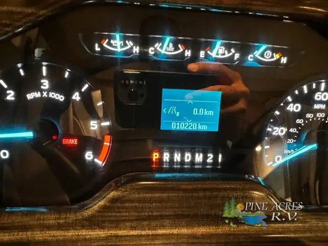 2022 Thor Motor Coach Challenger 35MQ only 6,310 Miles in RVs & Motorhomes in Moncton - Image 55