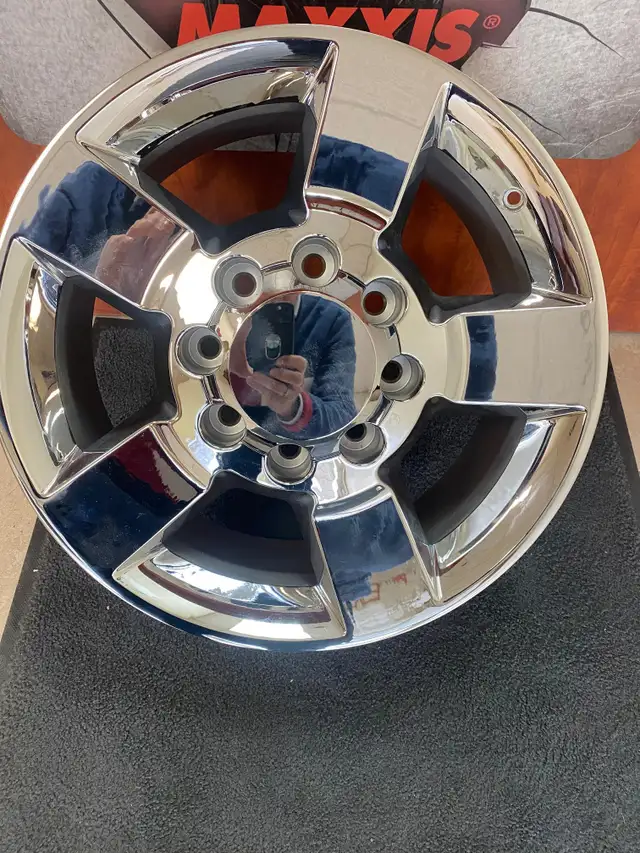 OEM 20" chrome Wheels Chevy Silverado & GMC 2500 3500 in Tires & Rims in City of Toronto - Image 2