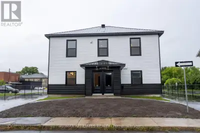 Newly and completely renovated, this bright and spacious 2-bedroom apartment features an open-concep...