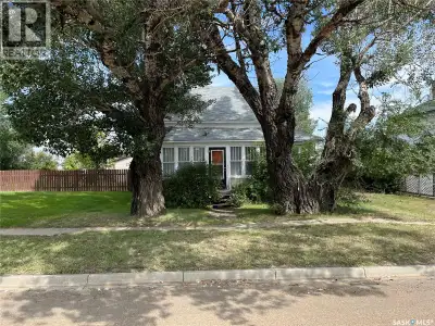 This character house situated in the beautiful Town of Willow Bunch should be on your list to view!!...
