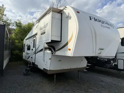 Forest River Flagstaff 8258FW 2011 Flagstaff 8528R 2011 Fifth Wheel en excellente condition! Longueu...