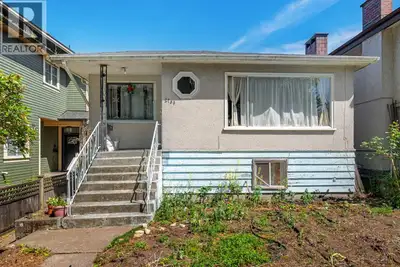 Rare opportunity in desirable Renfrew Heights! Situated on a quiet cul-de-sac, this 33' x 110' prope...