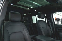 Land Rover Defender 110 P400 X-Dynamic SE 2025: - Extérieur noir métallisé SANTORINI et intérieur en... (image 2)