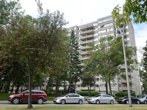 nice appartment on the 7 th floor in 750 monpellier st-laurent close to many shops and restaurants