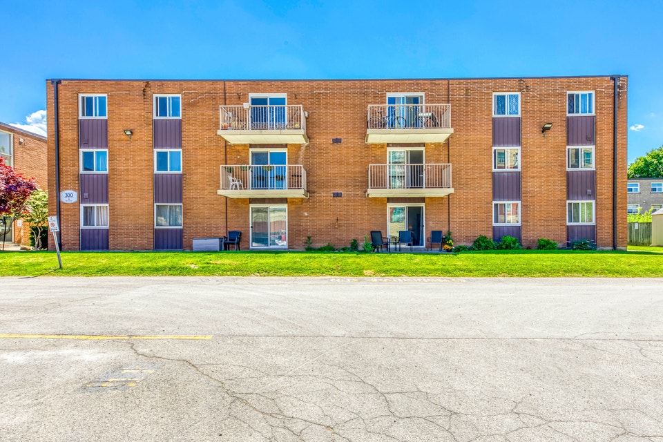 Henley and Cypress Gardens Apartments - 2 Bedroom Apartment for 4