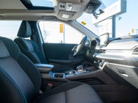 CLEAN CARFAX, 7 PASSENGER LUXURY AWD SUV Experience versatility, confidence, and modern design in th... (image 4)