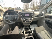 Price includes $1,000 finance credit. Price does not include fees or taxes. Experience the 2023 Chry... (image 7)