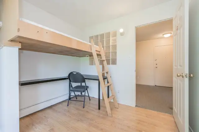 4 Bedroom Student Rooms Steps From Laurier! - $1,000 Gift Card!! in Room Rentals & Roommates in Kitchener / Waterloo - Image 9