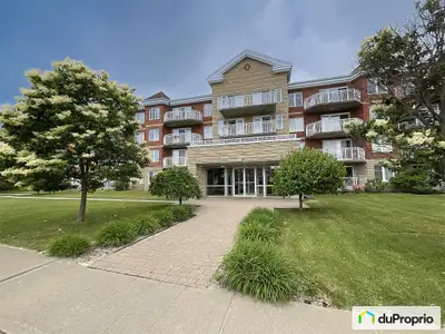 Superbe condo 4 1/2, au rez-de-chaussée, libre immédiatement, bien insonorisé avec un grand balcon a...