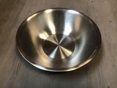 Bol à mélanger en stainless. 100% stainless. 12 3/8 de diamètre et 3 1/4" de hauteur. Très bonne qua...
