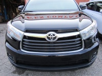 LIKE NEW INSIDE AND OUT. FINISHED IN BLACK WITH BLACK LEATHER INTERIOR. ALLOY WHEELS, HEATED AND VEN... (image 1)