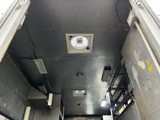 2005 Morgan Olson Workhorse 14 Foot Step Van with Shelving in Heavy Trucks in City of Montréal - Image 25