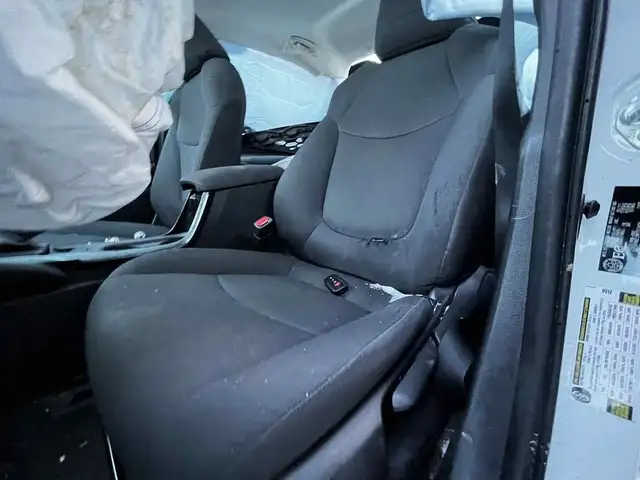 2021 Toyota Corolla LE For Parts Only in Auto Body Parts in Calgary - Image 9