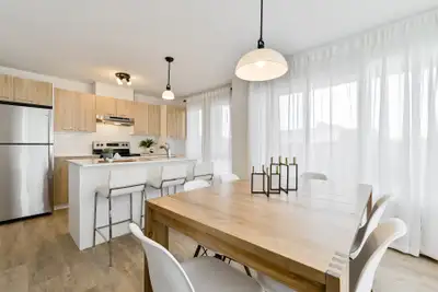 Plusieurs promotions en cours, détails au bureau de location. Dans le secteur revitalisé de la rue B...