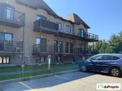 Magnifique et spacieux condo de 2 chambres situé au troisième étage, dans un quartier paisible du Pl...