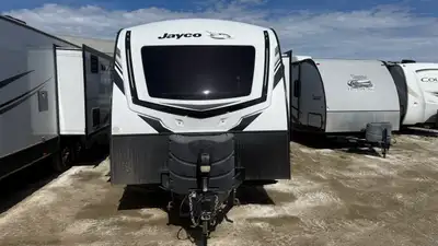 Designed with families in mind, our pre-owned 2022 Jayco Whitehawk 29BH combines lightweight towabil...