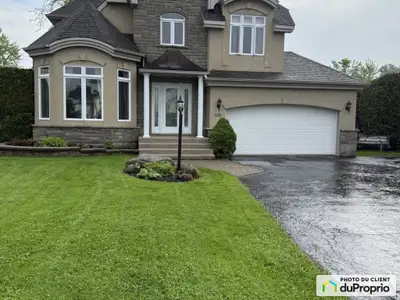 Magnifique maison 2 étages à aire ouverte avec foyer au gaz propane. Plafond cathédrale dans l'espac...