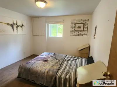 Maison unifamiliale avec galerie sur un grand terrain dans un secteur paisible. La maison comporte,...