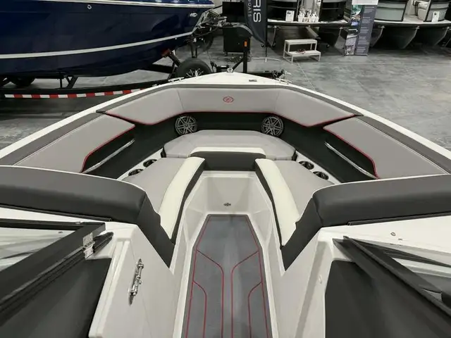 2025 Cobalt Boats CS23 Surf in Powerboats & Motorboats in Saskatoon - Image 12