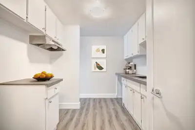 Appartement 4 et demi idéalement situé dans le quartier Saint-Sacrement, à proximité du Parc des Bra...