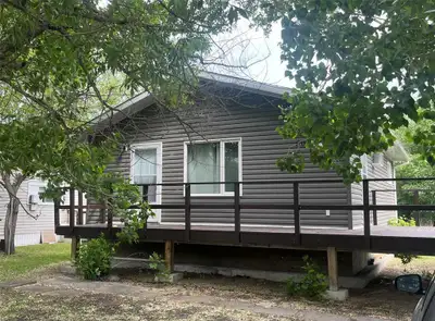 R26//Winnipeg Beach/Need a change of pace? Quiet small town living close to the lake and all ameniti...