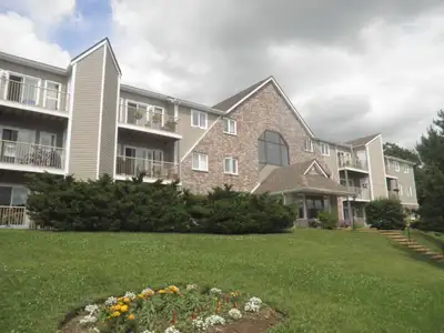 17-102 Bright, spacious Dartmouth condo near all major routes!