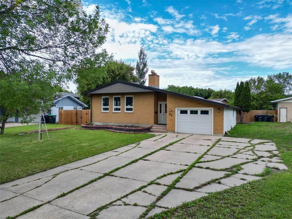 21 Kasiurak Bay Brandon, Manitoba | Houses for Sale | Brandon | Free ...