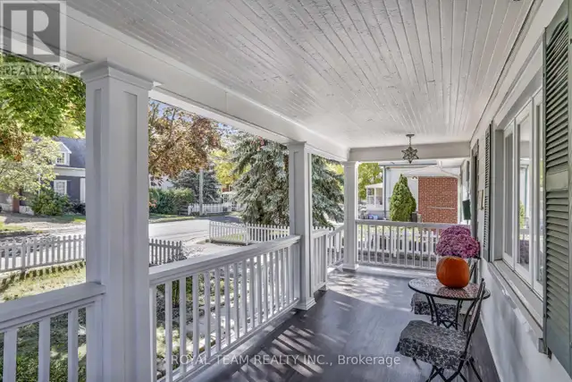 97 Centre Street E Richmond Hill (Crosby), Ontario, photo 4 of 4