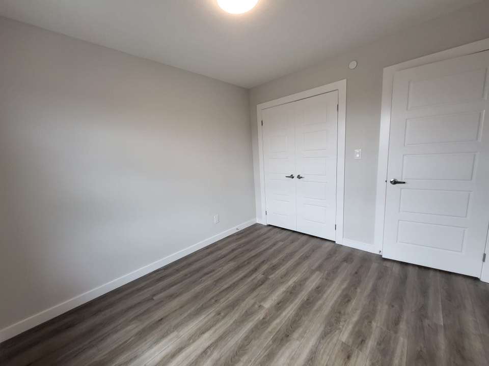 C16 - Modern 2 Storey 2 Bedroom 2.5 Bathroom Condo Suite for Ren 5