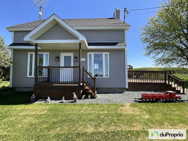 $333,000 - 2 Storey for sale in St-Claude — photo 1