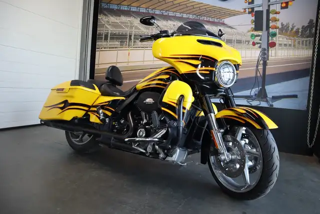 2015 Harley-Davidson FLHXSE - CVO Street Glide in Sport Touring in Strathcona County - Image 3
