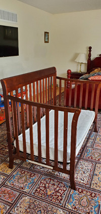 Crib for babies with clean mattress. Baby never slept on it.