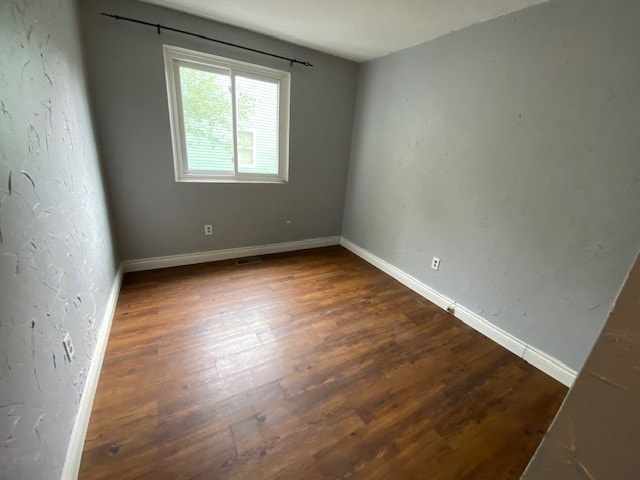 38 Calderwood Drive - Upper - 4 bed, 1 bath - STUDENTS ** FIRST 4