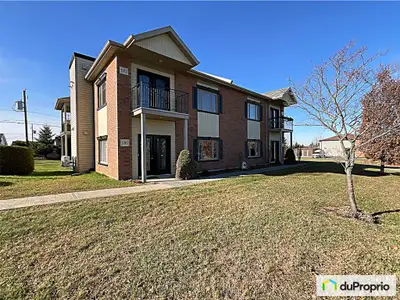 Condo modèle en 2011 Un beau grand 4 et demi inondé de soleil. Condo situé au rez-de-chaussée constr...