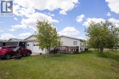 Welcome to this impressive custom modular home nestled in the sought-after county neighborhood of Si...