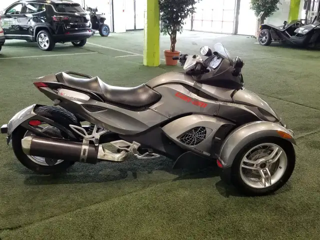 2011 CAN-AM Spyder in Cars & Trucks in Laval / North Shore - Image 8