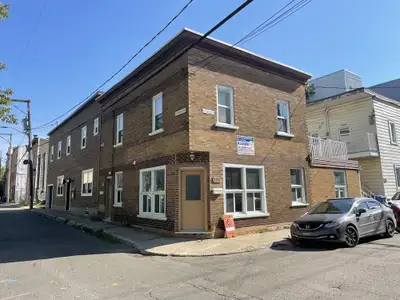 418-655-8281 À voir au 221 rue Saint-Sauveur, superbe très grand 5 1/2 avec en plus, un sous-sol au...