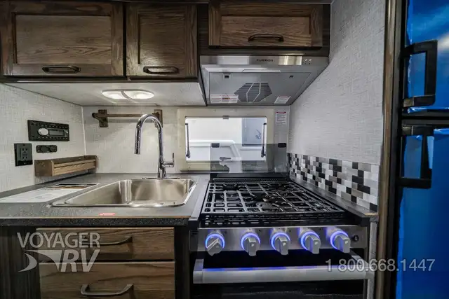 2027 Northern Lite 8.11 EX Dry Bath Limited Edition in Travel Trailers & Campers in Kelowna - Image 8