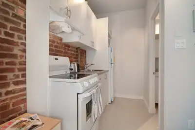 Appartement de style studio entièrement meublé situé dans un superbe projet locatif sur la rue St-Je...