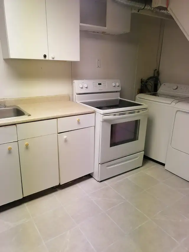 One upstairs Master bedroom in lakeshore area for rent in Room Rentals & Roommates in Kitchener / Waterloo - Image 3