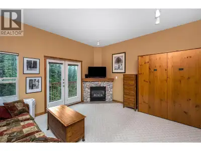 Large top-floor studio with 10 foot ceilings, located in Wildwood, one of the most sought-after TRUE...