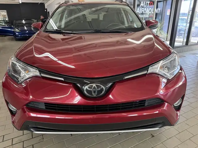 2018 Toyota RAV4 AWD XLE in Cars & Trucks in Longueuil / South Shore - Image 9