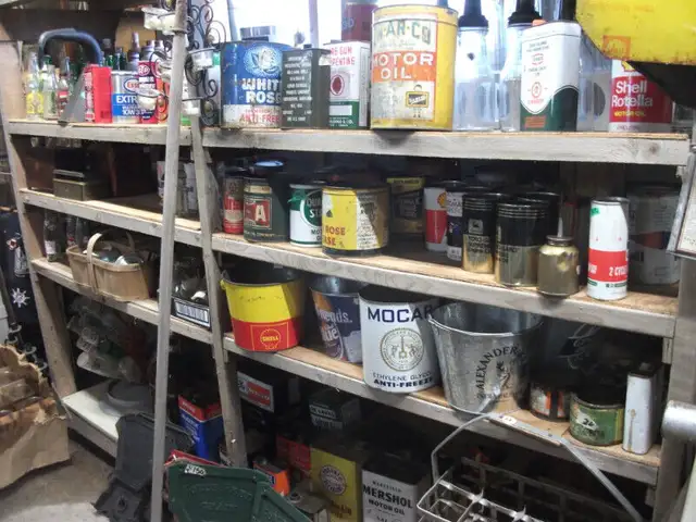 Vintage Oil Bottles and Cans in Arts & Collectibles in Belleville - Image 8