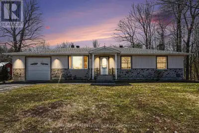 Charming Bungalow Across from Silver Lake with Cottage & Barn: Welcome to this truly special propert...