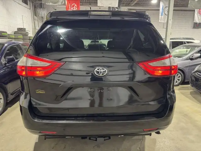 2015 Toyota Sienna LE in Cars & Trucks in City of Montréal - Image 6