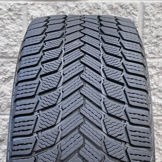 (97%) 4x 235/50R20 Michelin X-Ice Snow SUV Winters in Tires & Rims in City of Toronto - Image 3