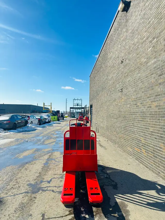 RAYMOND CENTER RIDER PALLETJACK FORKLIFT 6000LBS CAPACITY in Heavy Equipment in Mississauga / Peel Region - Image 8