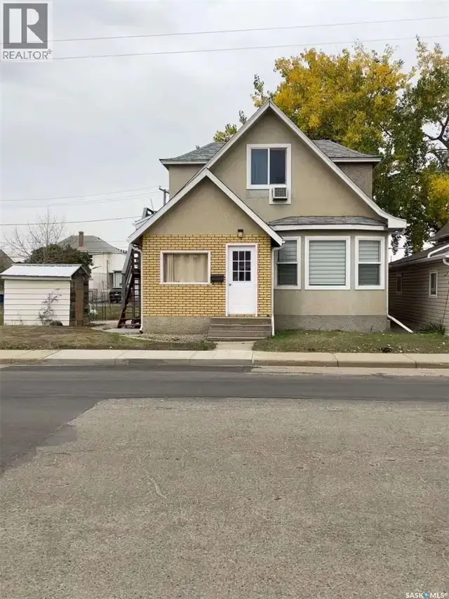 375 Fairford STREET W Moose Jaw, Saskatchewan in Houses for Sale in Moose Jaw - Image 2